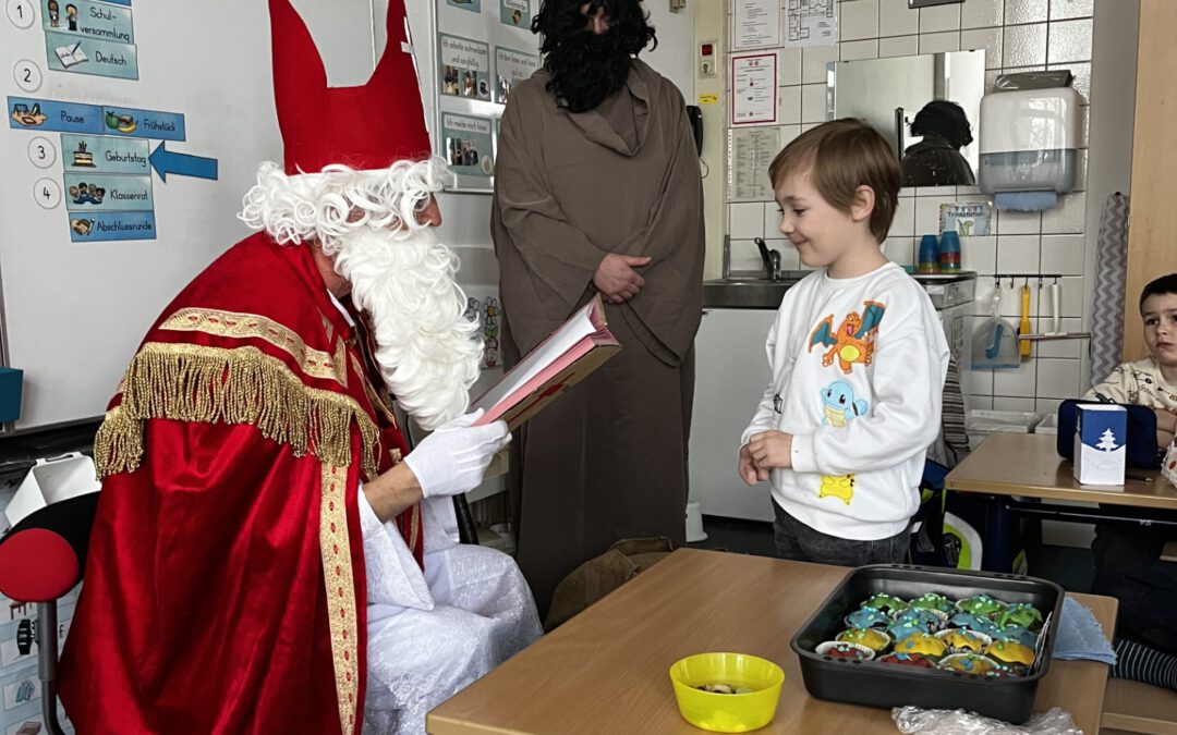 Der Nikolaus in der Waldschule